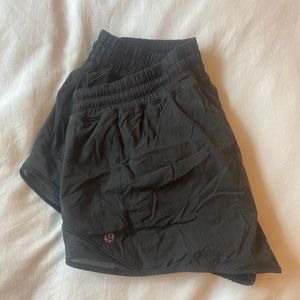 Lululemon charcoal grey hotty hot low rise short 2.5"